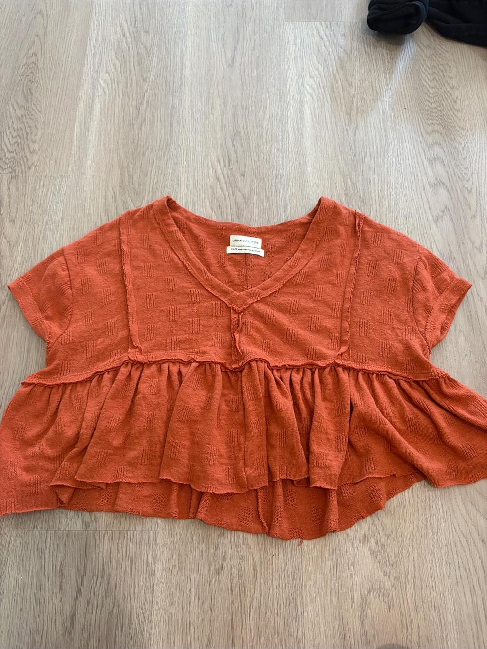 Urban outfitters Textured Ruffle V-Neck Crop Top - Rust Orange